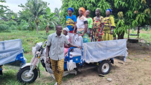 Vrouwen in Ibe Ivoorkust met hun nieuwe tricycle